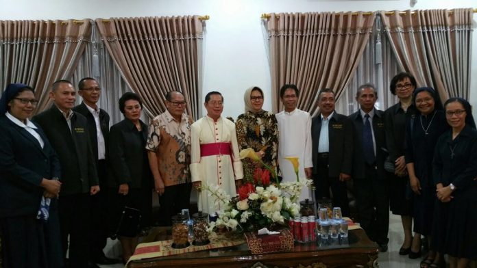Gambar bersama Uskup dan Walikota Kotamobagu
