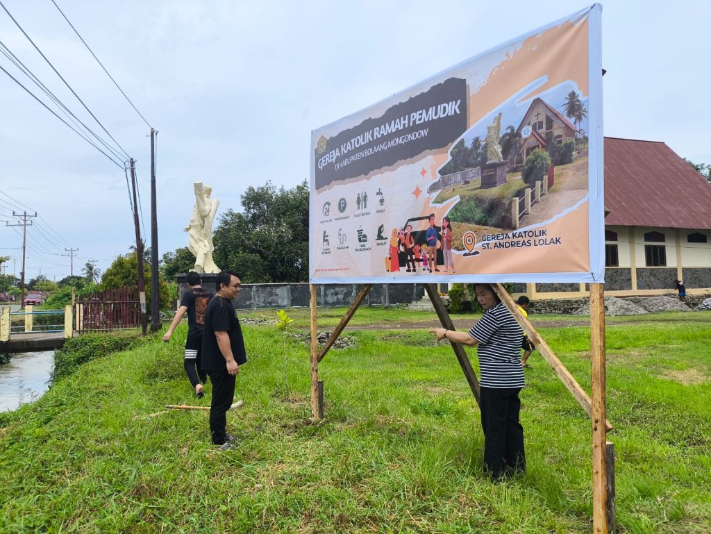 Pemacangan spanduk Gereja Katolik Ramah Pemudik
