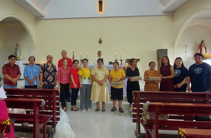 Umat WR Sta. Lidwina GPI Bantu Masyarakat di Stasi Kima Atas dan Stasi Mapanget Barat