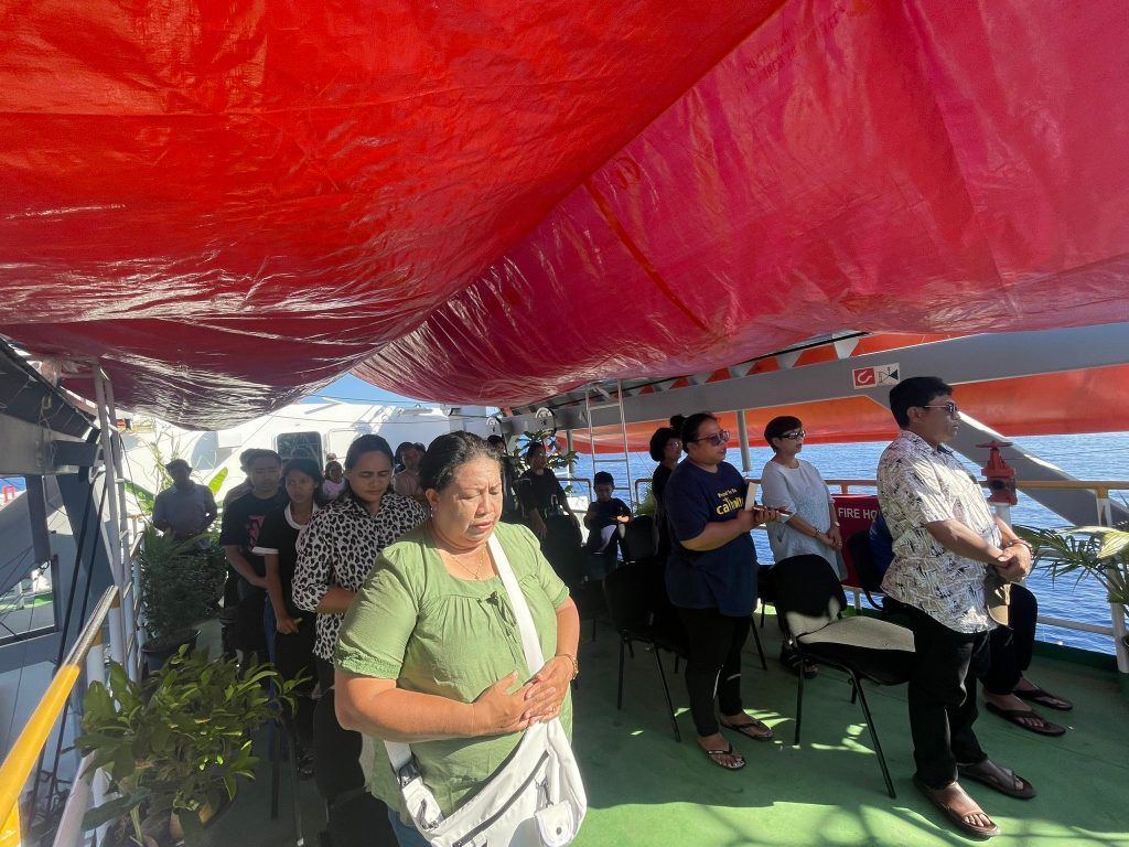 Pelita Iman di Tengah Lautan. Perayaan Ekaristi Hari Raya Kenaikan Tuhan di Atas KM Sabuk Nusantara 109 2 698417318 1486476689674036 563073780977461144 n