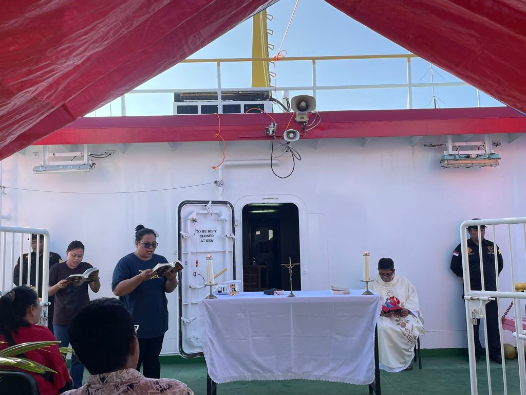 Pelita Iman di Tengah Lautan. Perayaan Ekaristi Hari Raya Kenaikan Tuhan di Atas KM Sabuk Nusantara 109 1 699273815 1486476383007400 8042765264786801260 n