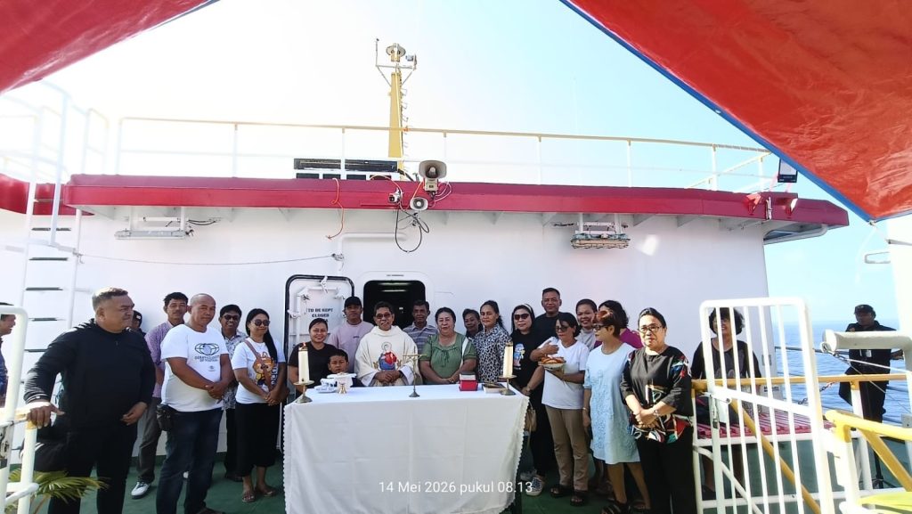 Pelita Iman di Tengah Lautan. Perayaan Ekaristi Hari Raya Kenaikan Tuhan di Atas KM Sabuk Nusantara 109 4 700245659 1486476553007383 1941973446500049678 n