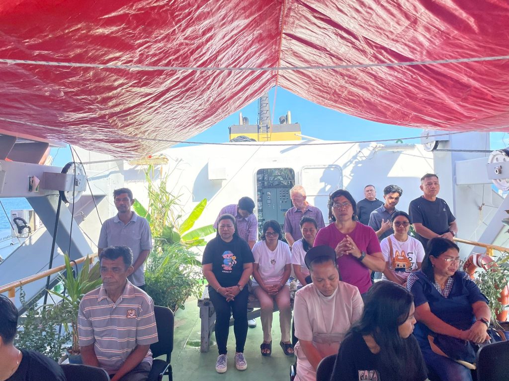 Pelita Iman di Tengah Lautan. Perayaan Ekaristi Hari Raya Kenaikan Tuhan di Atas KM Sabuk Nusantara 109 3 700827656 1486475943007444 868612566584200522 n