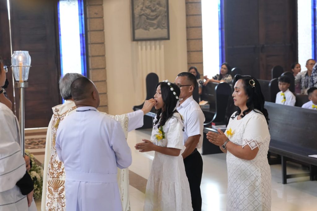 Menyambut Kristus dalam Ekaristi: Perayaan Komuni Pertama di Paroki St. Ignatius Manado 3 127276
