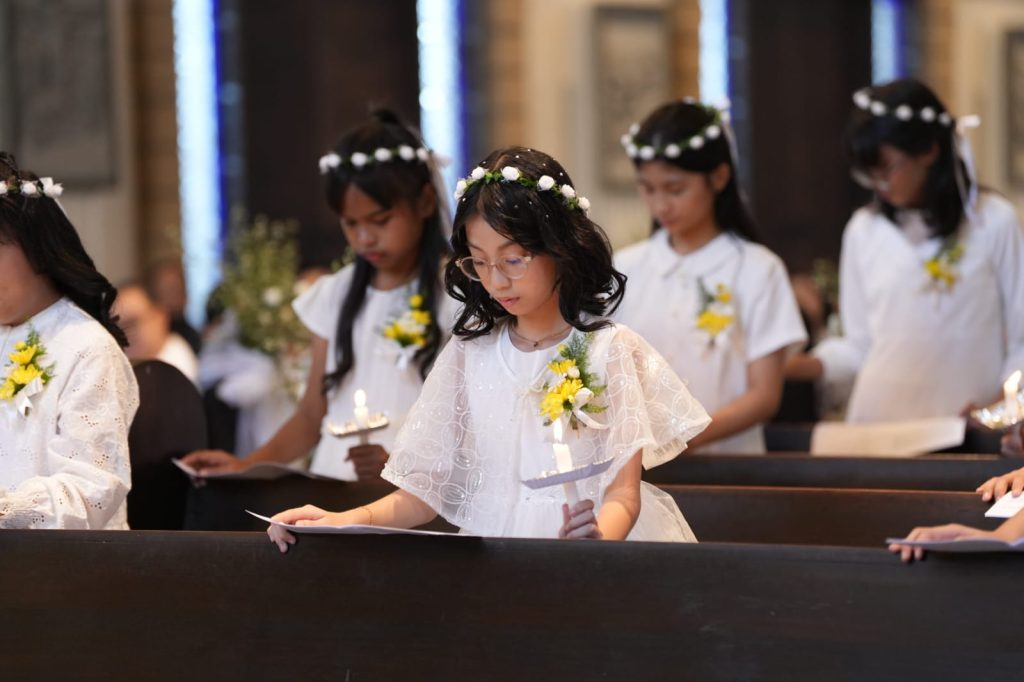Menyambut Kristus dalam Ekaristi: Perayaan Komuni Pertama di Paroki St. Ignatius Manado 1 127277