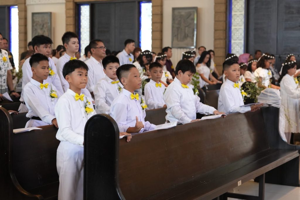 Menyambut Kristus dalam Ekaristi: Perayaan Komuni Pertama di Paroki St. Ignatius Manado 2 127278