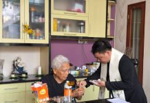 Umat Paroki Bunda Teresa Calcutta GPI Mendapat Pelayanan Komuni di Rumah
