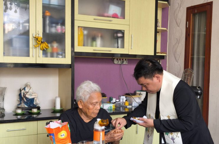 Umat Paroki Bunda Teresa Calcutta GPI Mendapat Pelayanan Komuni di Rumah