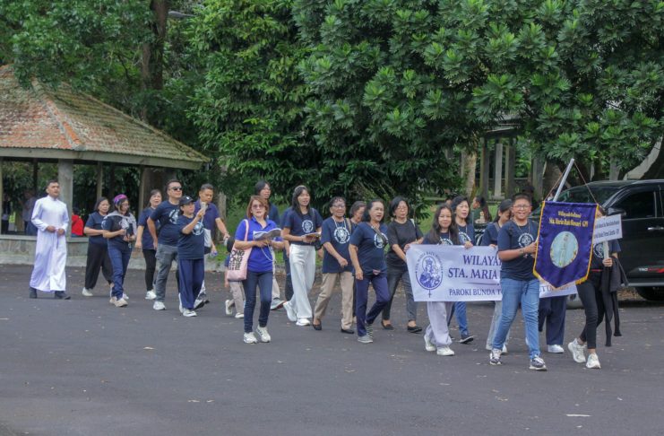 Umat Paroki Bunda Teresa Calcutta GPI dan Paroki YGB Paniki Ziarah Bersama di Seminari Kakaskasen