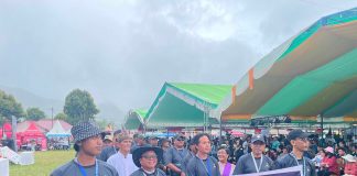 Masamper Menggema di Tengah Hujan, KBK Paroki Santo Yohanes Rasul Tahuna Semarakkan Lomba Defile Pertemuan Raya Keuskupan Manado