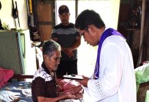Pastor Paroki Melayani Sakramen Pengurapan Orang Sakit di Kampung Pananaru