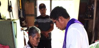 Pastor Paroki Melayani Sakramen Pengurapan Orang Sakit di Kampung Pananaru